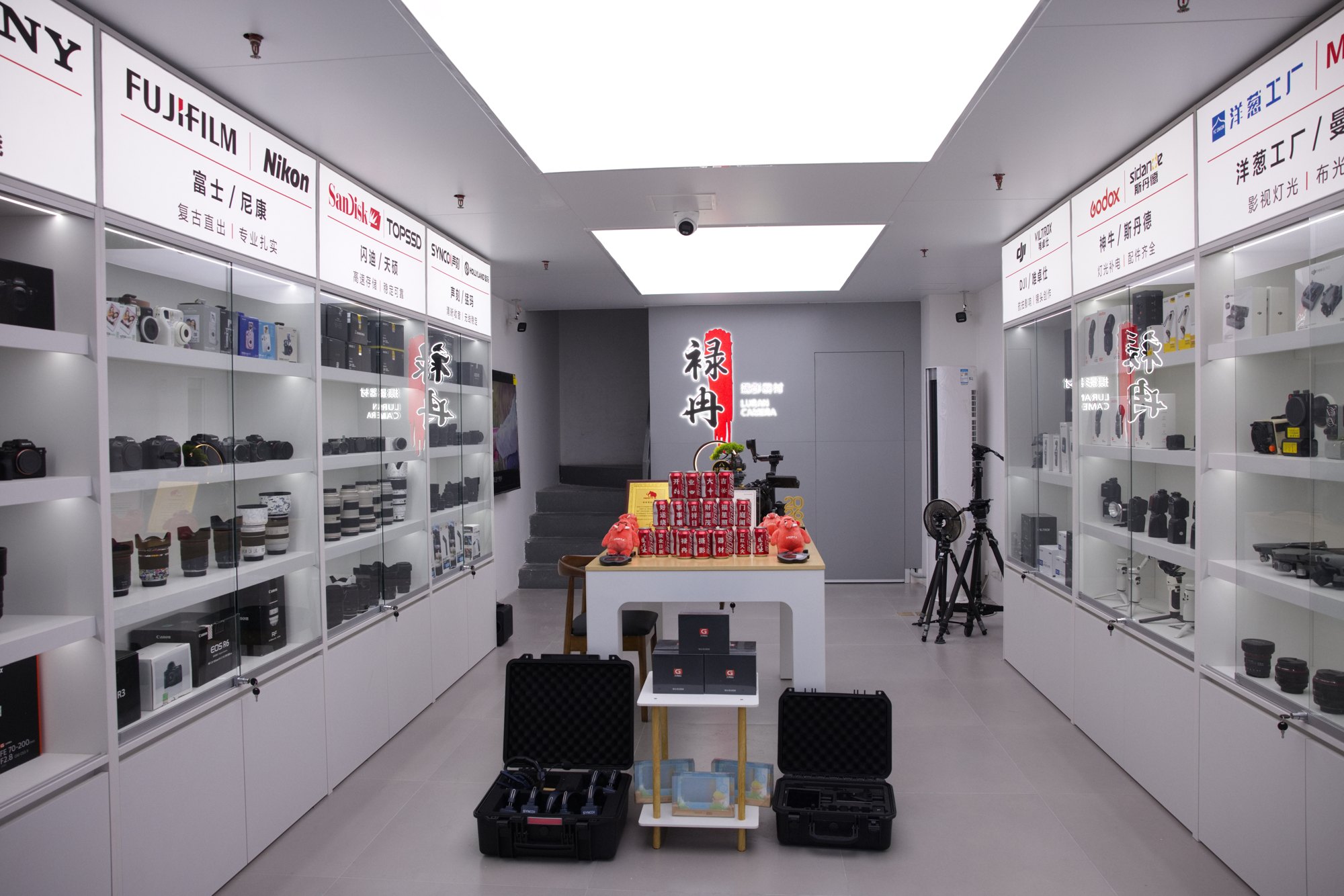 禄冉摄影器材实体门店全景，相机镜头及设备展示柜